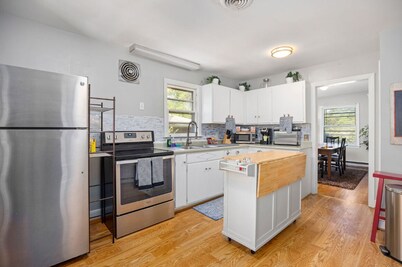 Cozy 2bd/1bth +80" TV Movie Room