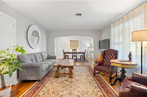 Spacious 2bd/1bth +80" TV Movie Room