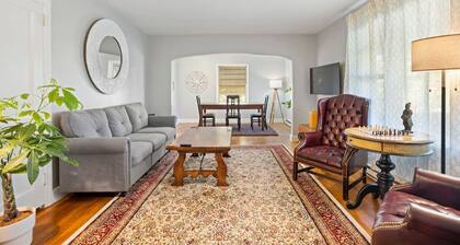 Spacious 2bd/1bth +80" TV Movie Room