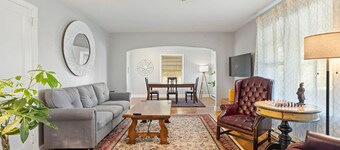 Spacious 2bd/1bth +80" TV Movie Room