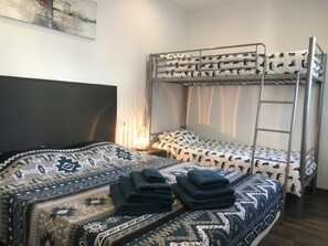 2 chambres, fer et planche à repasser