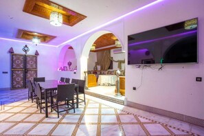 Villa, 5 Bedrooms | Dining room