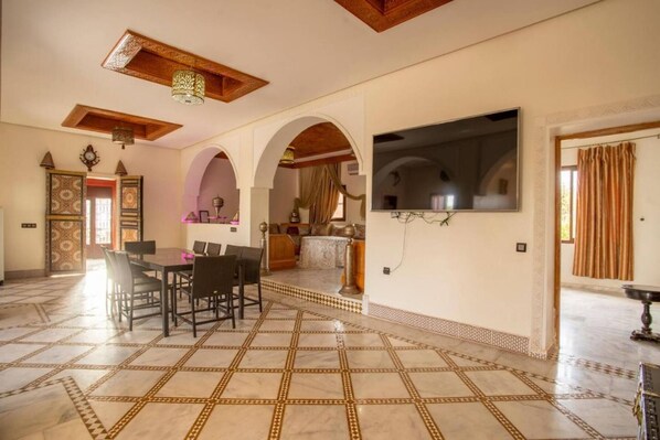 Villa, 5 Bedrooms | Dining