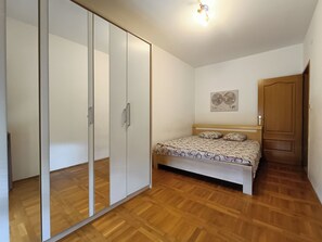 3 bedrooms, desk, iron/ironing board, free WiFi - Huge charming family apartment in downtown Podgorica (Podgorica)