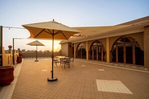 Vila, 5 quartos, varanda, vista para a piscina | Terraço/pátio