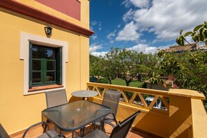 Outdoor dining - Golfside Apartment in Isla Canela (Ayamonte)