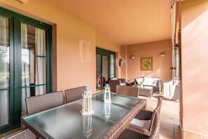 Apartment | Outdoor dining