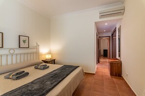 Departamento | 2 habitaciones y tabla de planchar con plancha 