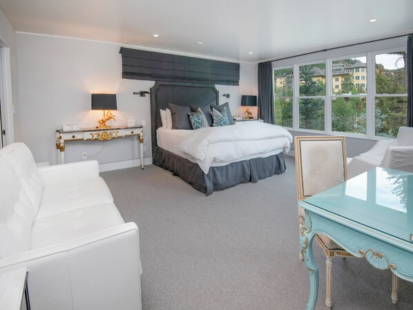 4 bedrooms, desk, iron/ironing board, free WiFi