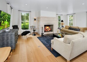 Smart TV, fireplace