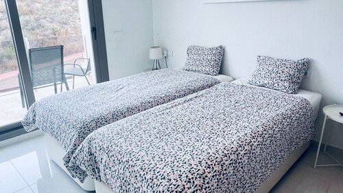 Spacious Villa in Villamartin for 6