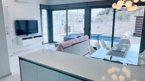 Spacious Villa in Villamartin for 6