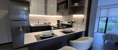 Réfrigérateur, four à micro-ondes, un four, surface de cuisson