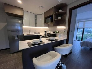 Réfrigérateur, micro-ondes, four, plaque de cuisson