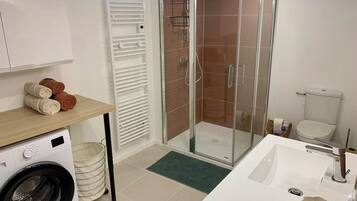 Douche, séchoir à cheveux, serviettes fournies, savon