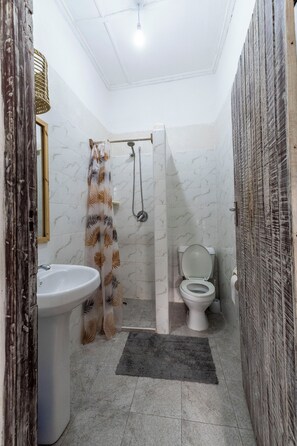 Double Room | Bathroom | Slippers - Paradise Lagoon B&B (Watamu)
