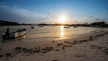 Ubicación cercana a la playa y arena blanca