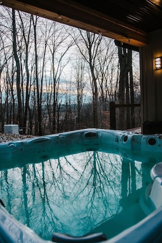 Luxurious Hocking Hills Family-Friendly Cabin, 6 Beds, Hot Tub & Game Room