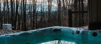 Luxurious Hocking Hills Family-Friendly Cabin, 6 Beds, Hot Tub & Game Room