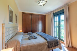 2 bedrooms, iron/ironing board - Golfside Stay for 5 Guests (Ayamonte)