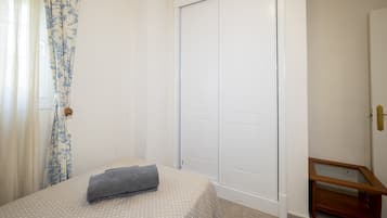 2 habitaciones y tabla de planchar con plancha