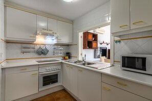 Private kitchen - Garden-view Flat Near the Sea (Ayamonte)