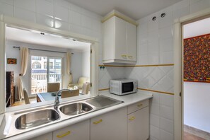 Private kitchen - Garden-view Flat Near the Sea (Ayamonte)