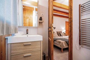 7 bedrooms, WiFi, bed sheets