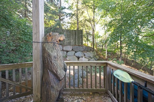  Dells treetop lakeside lodging on famous Canyon Road. A top location!