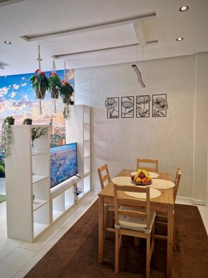 Dining - Charming 2-bedroom apartment in enchanting Marrakesh with WiFi, AC, Balcony (Marrakesh)