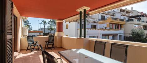 Apartment | Outdoor dining