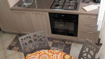 KĂŒhlschrank, Mikrowelle, Ofen, Herdplatte