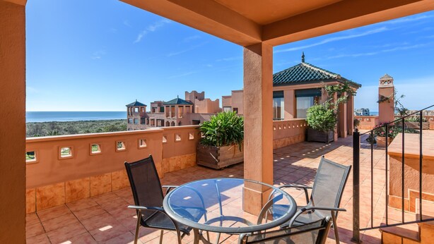 Apartment | Outdoor dining - Beachfront Retreat With Jacuzzi (Ayamonte)
