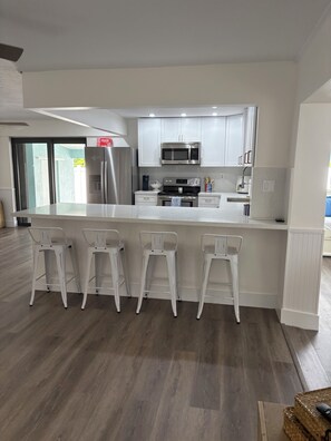 Mikroaaltouuni, uuni, liesi, astianpesukone