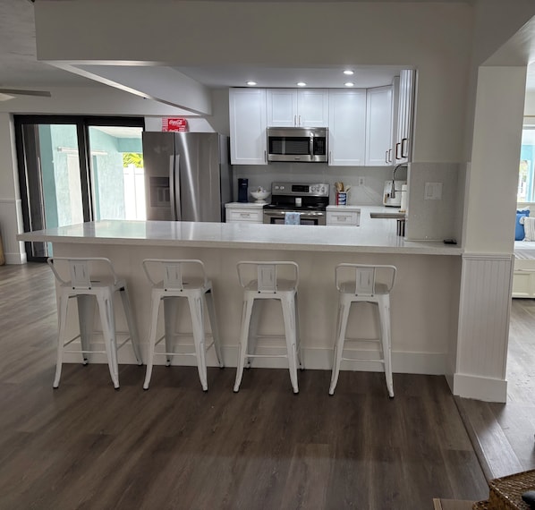 Micro-ondas, fogão, cooktop, lava-louças