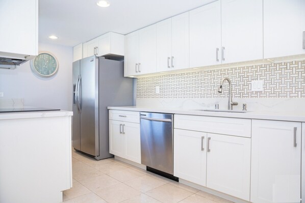 Fridge, microwave, oven, coffee/tea maker