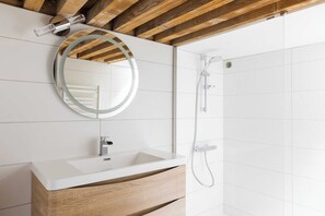 Apartment | Bathroom | Shampoo