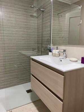 Apartment | Bathroom - Home Near Beach & Shops (Orihuela)