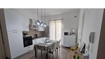 Micro-ondes, four, plaque de cuisson