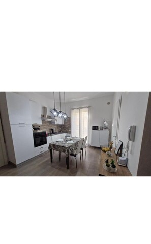 Microwave, oven, stovetop - Holiday Home sul Corso - Comfortable and Ideal for groups of up to 7 people (Giarre)
