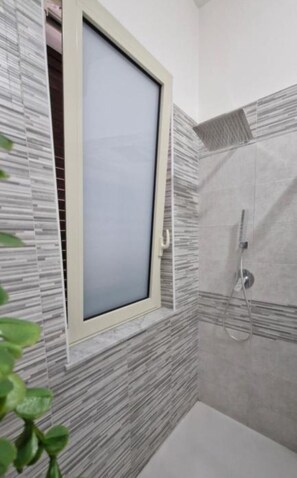 Dusche, Haartrockner, Bidet, HandtĂŒcher