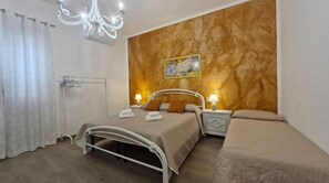 3 chambres, fer et planche à repasser, Wi-Fi, draps fournis