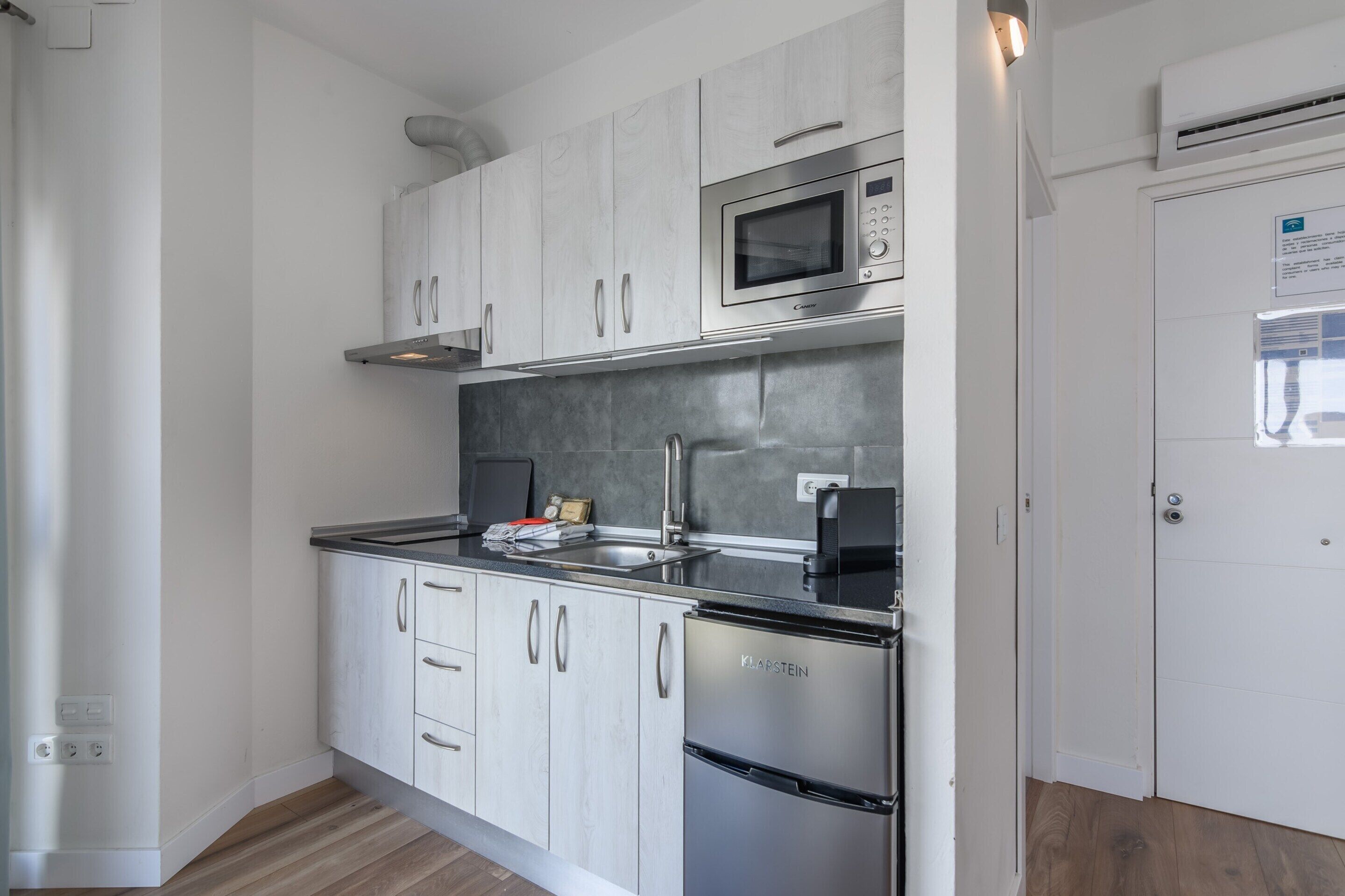 Apartamento | Cocina privada | Frigorífico, microondas, cafetera o tetera y hervidor eléctrico