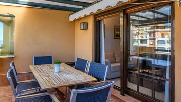 Apartamento | Restaurante al aire libre
