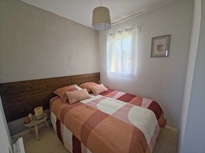 2 makuuhuonetta, silitysrauta/-lauta, ilmainen Wi-Fi, vuodevaatteet