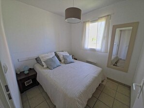 2 bedrooms, iron/ironing board, free WiFi, bed sheets