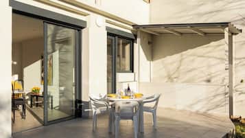 Apartment | Outdoor dining