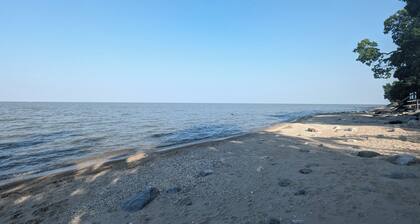 Serene Southern Charm, 4-bedroom cottage in Sandy Hook 3 minute walk to beach