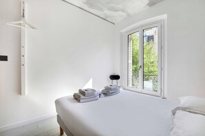 1 غرفة نوم ومساحة عمل للكمبيوتر المحمول ومكواة/لوح كي وملاءات أسرّة