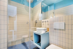Lejlighed | Badeværelse | Hårtørrer, håndklæder, Shampoo